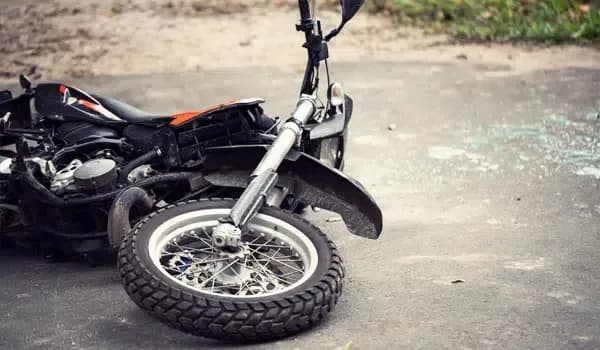 Defektes Motorrad nach Unfall