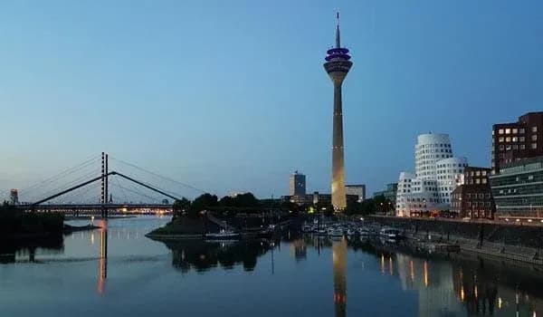 Düsseldorf Medienhafen bei Nacht