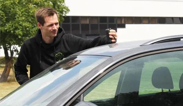 KFZ-Sachverständiger bei der Arbeit - SV-mobil