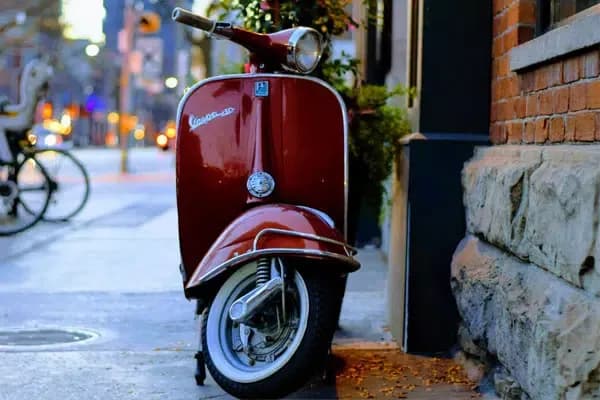 Vespa Roller in der Innenstadt